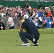 Adam Scott bricht zusammen nach verschobenen Putt auf der 18